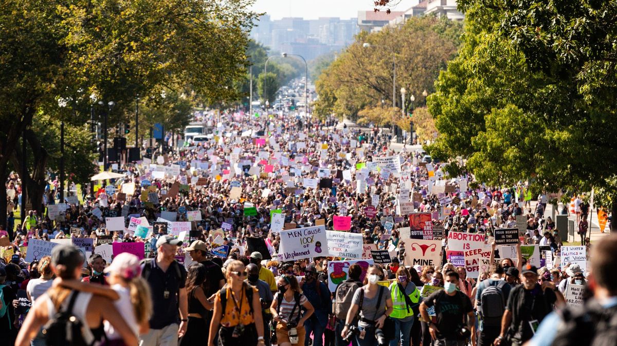 Američanky demonstrují za práva na potraty, tisíce se sešly před Bílým domem